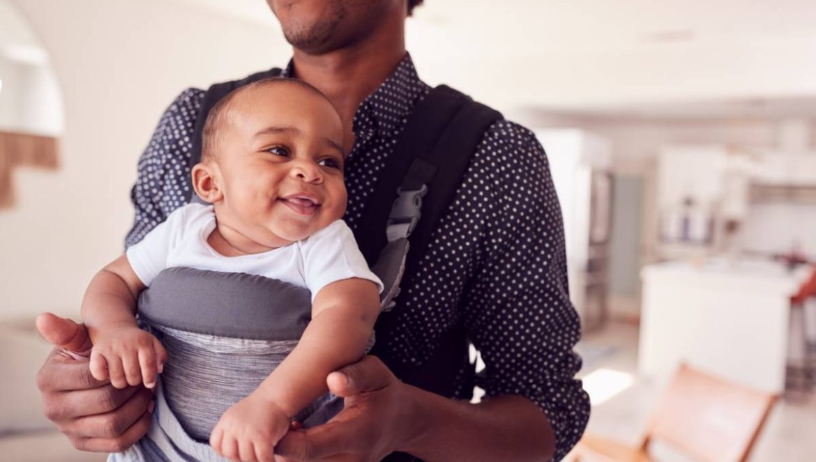 Les différents accessoires de portage pour bébé : comment choisir ?