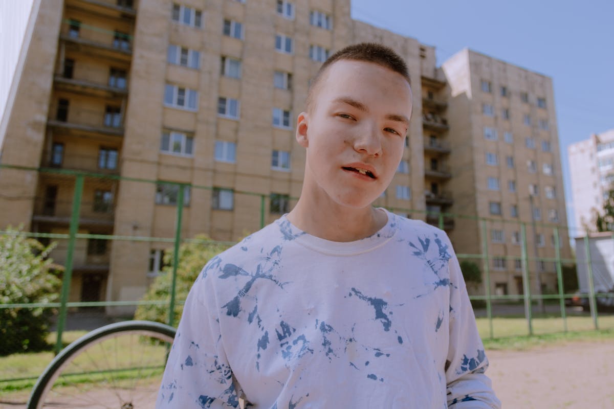 Adolescent en situation de fugue, illustration de la détresse et de l'appel à l'aide