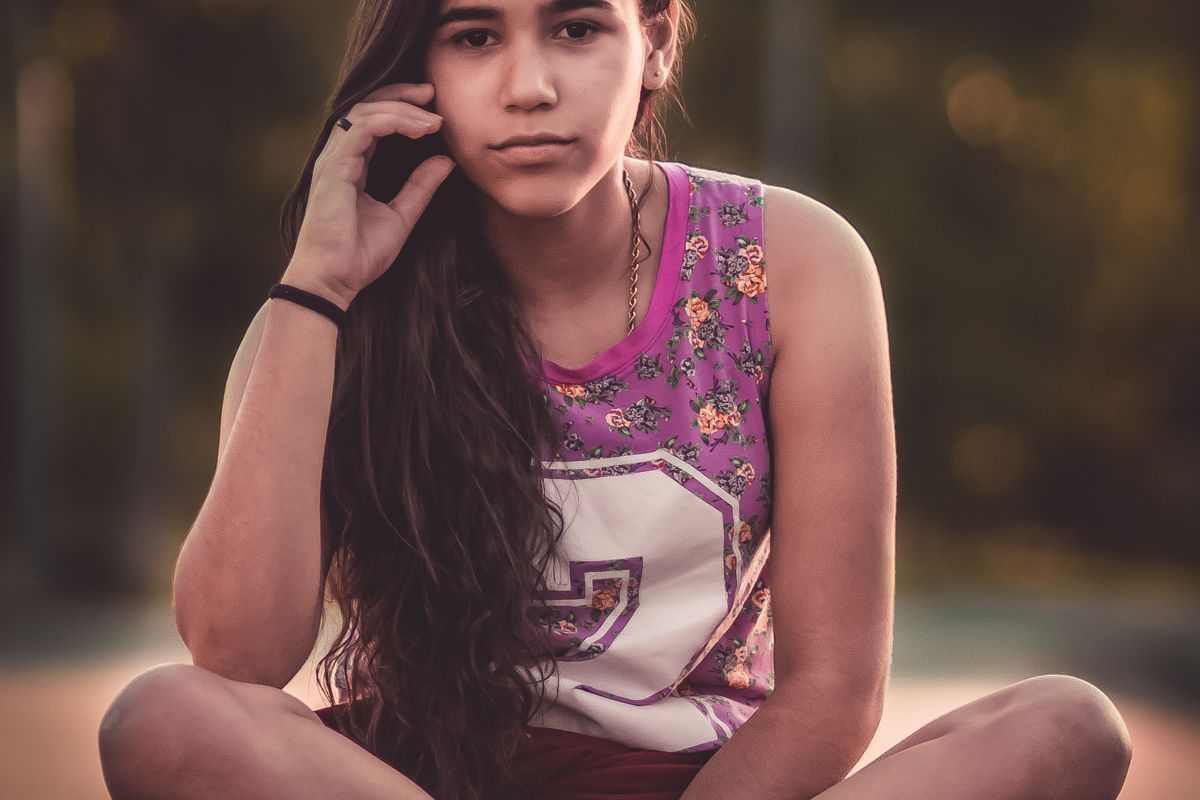 Adolescent heureux dans sa première relation amoureuse, accompagné par ses parents