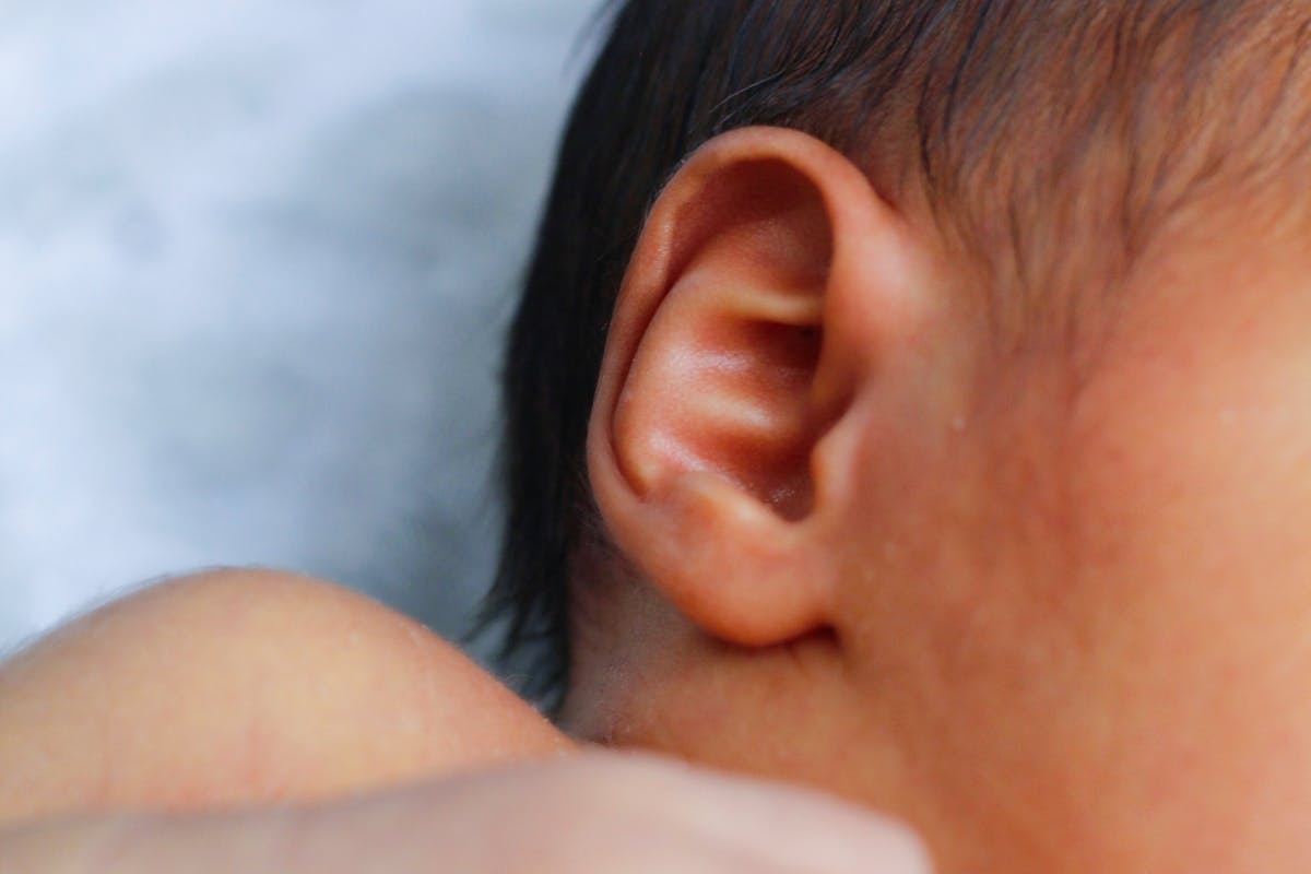 Bébé paisible dans son berceau après un dépôt réussi grâce aux bonnes techniques