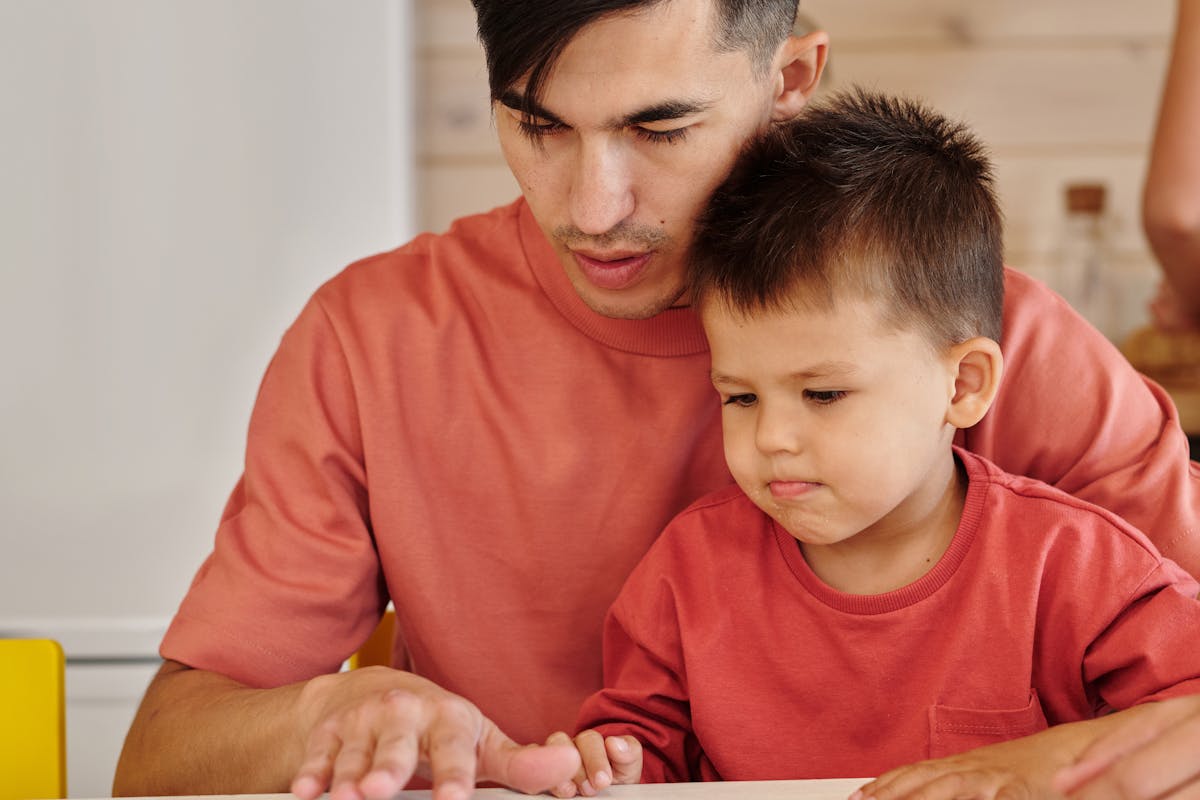 Parent épuisé assis, les mains sur le visage, en situation de burn-out parental