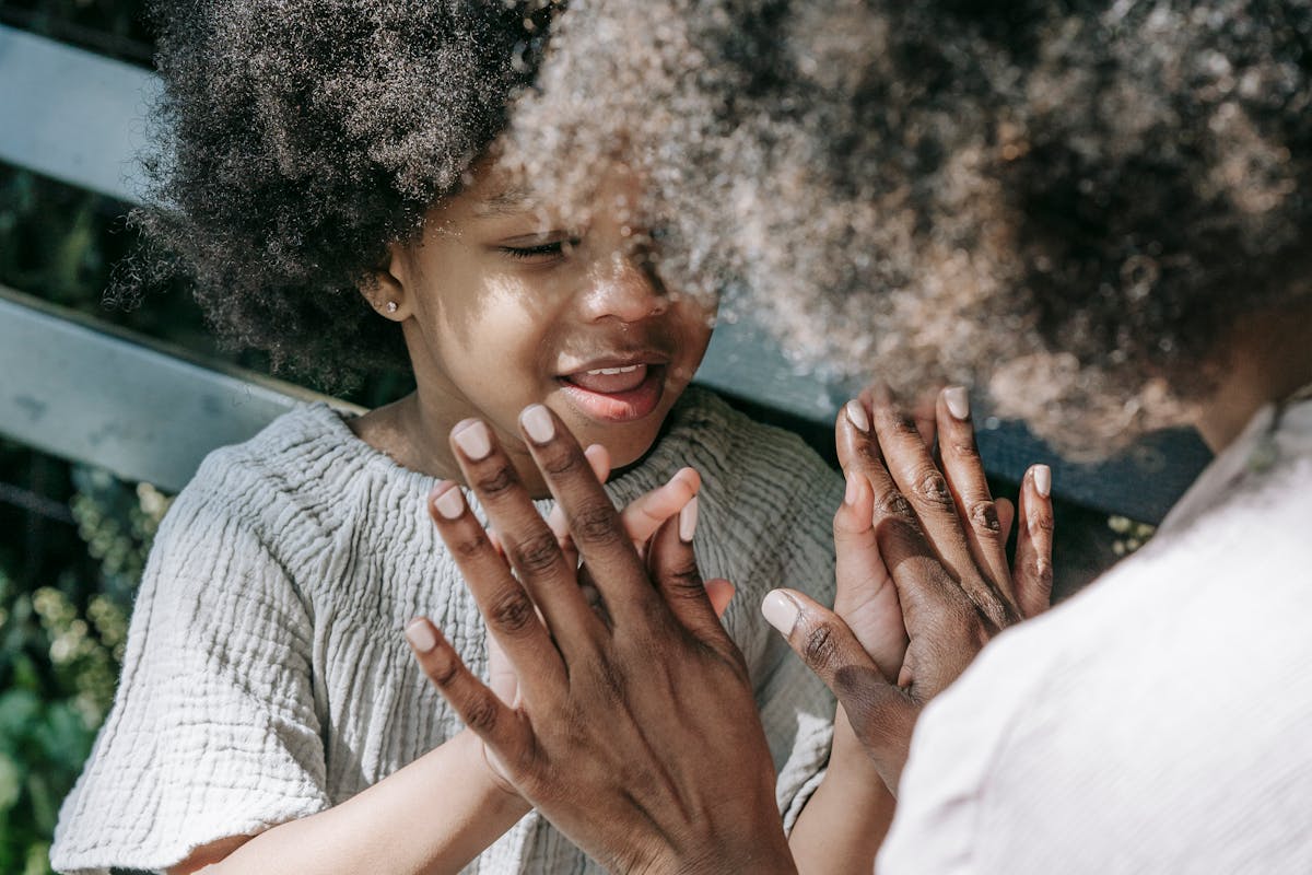 Enfant HPI concentré sur une activité créative et intellectuelle complexe