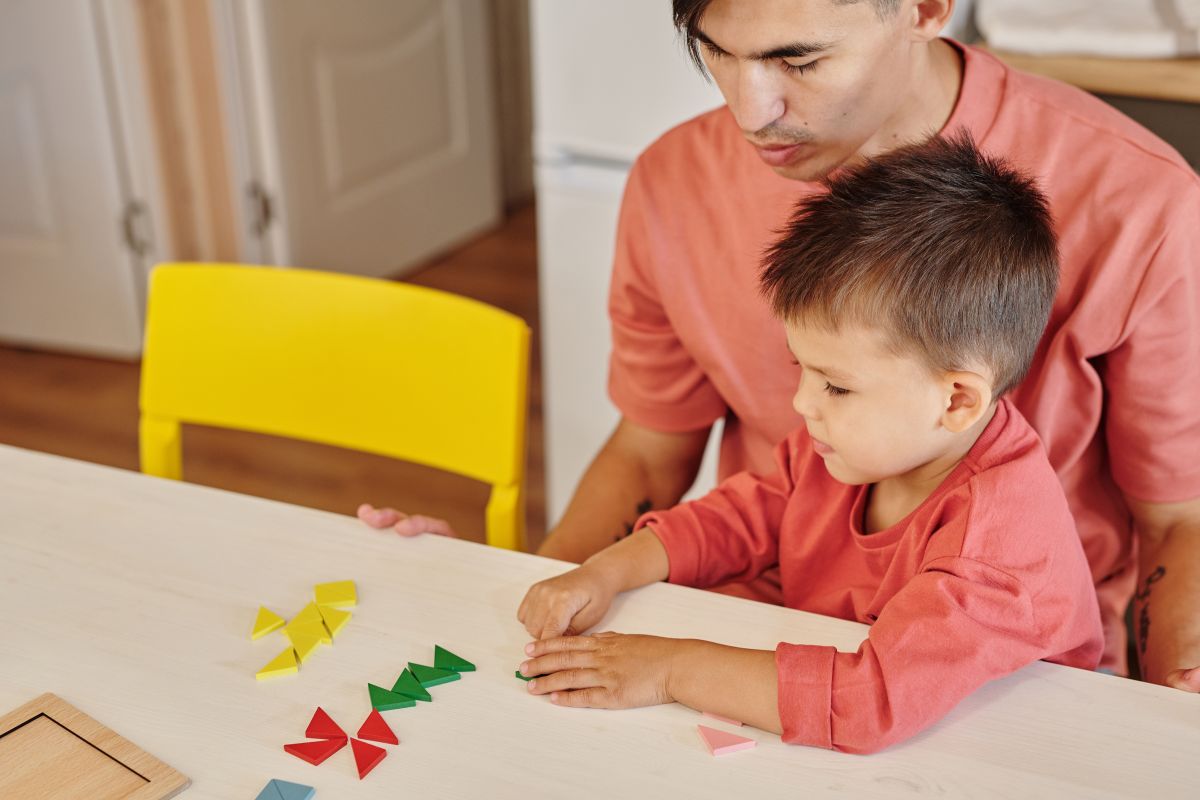 Parent expliquant doucement la mort à son jeune enfant avec les bons mots