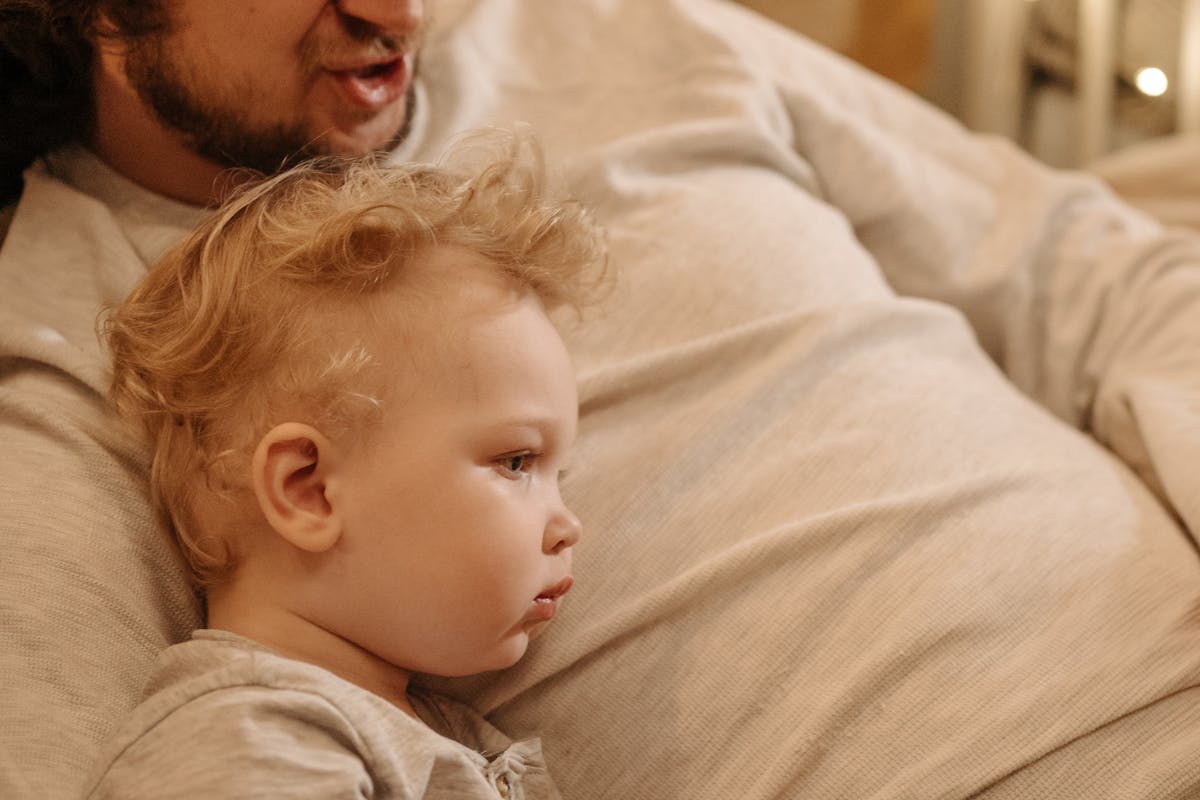 Parent rassurant son enfant lors d'une séparation avec bienveillance et clarté
