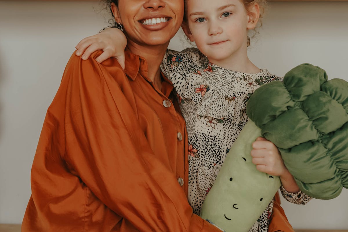 Famille recomposée heureuse avec enfants et beau-parent créant des liens