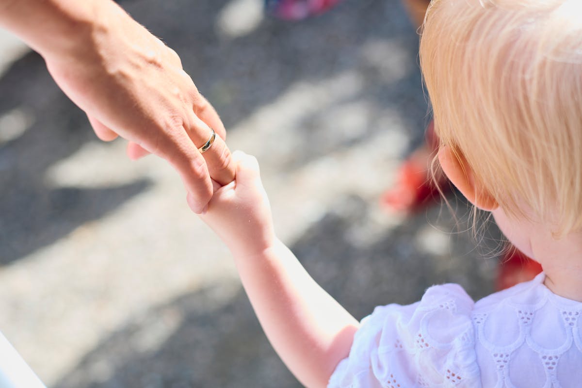 Enfant avec son sac entre deux foyers dans une organisation de garde alternée