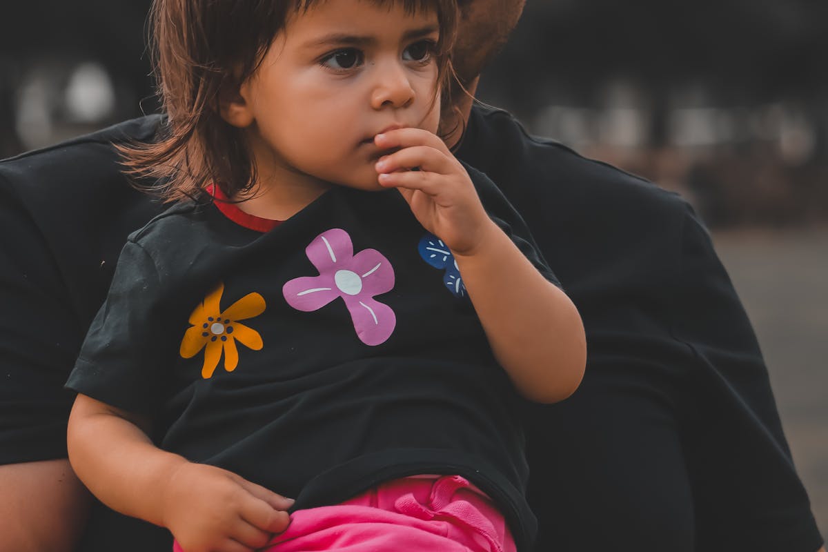 Enfant refusant un aliment nouveau, illustration de la néophobie alimentaire