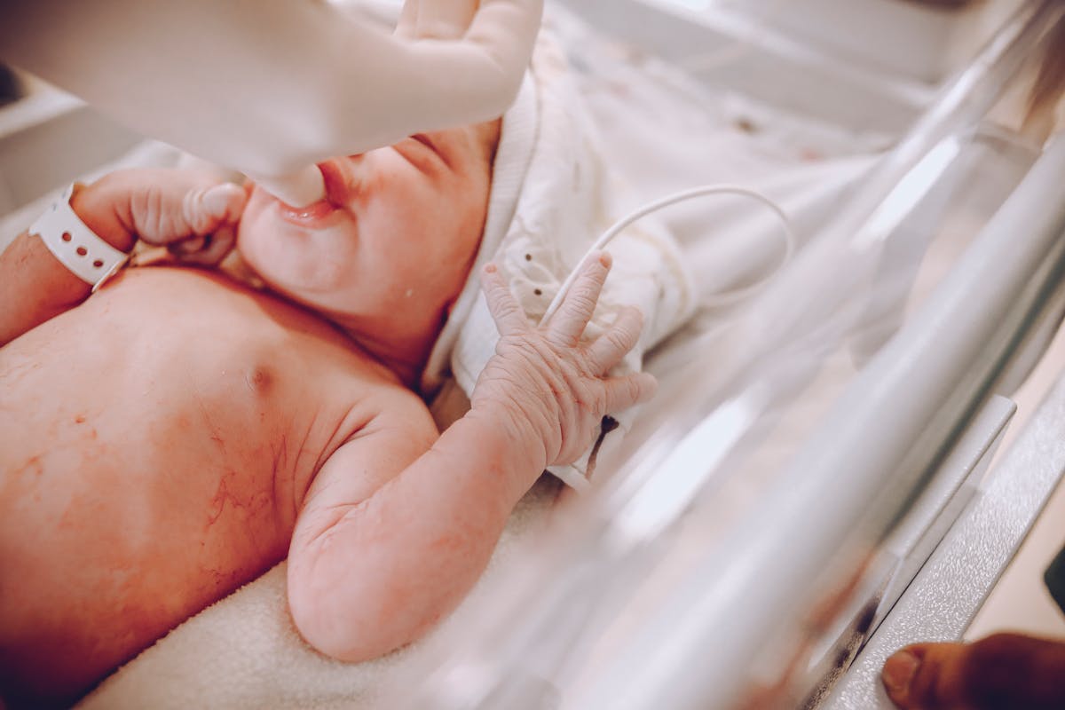 Parent rassurant son enfant après un cauchemar nocturne