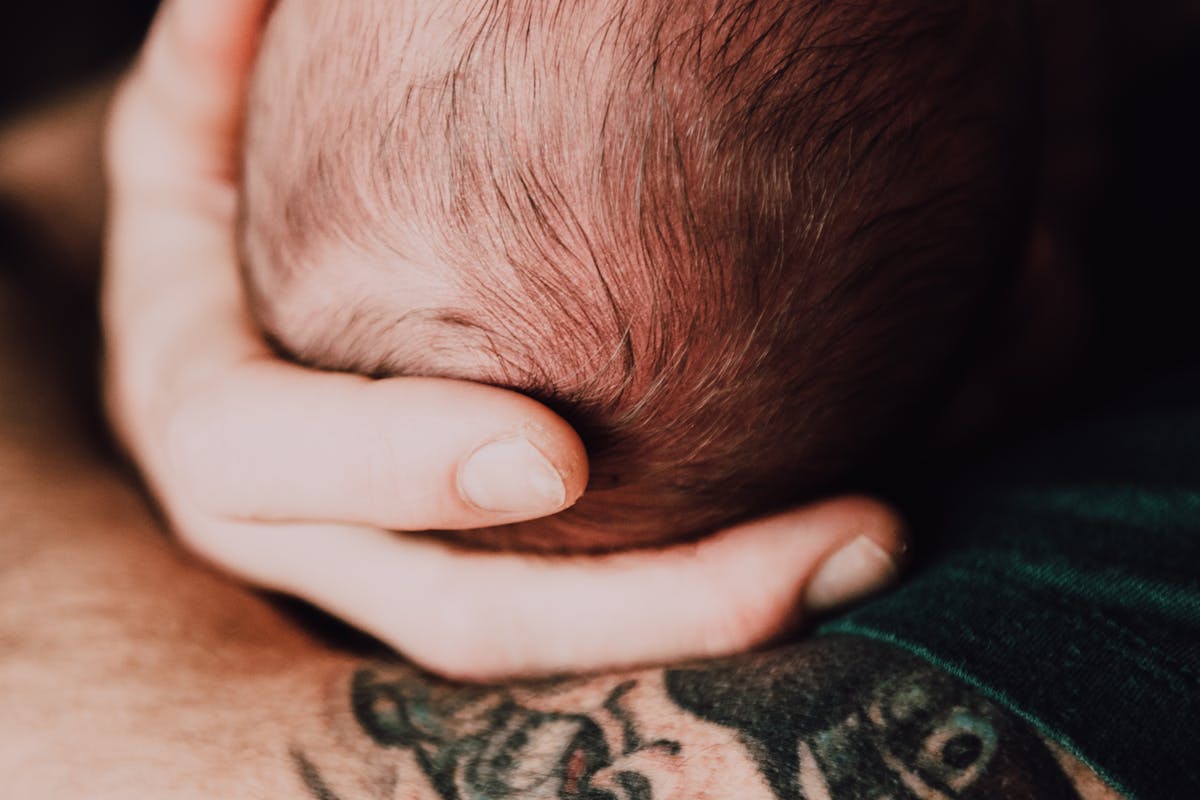 Bébé explorant une maison sécurisée avec barrières et cache-prises installés