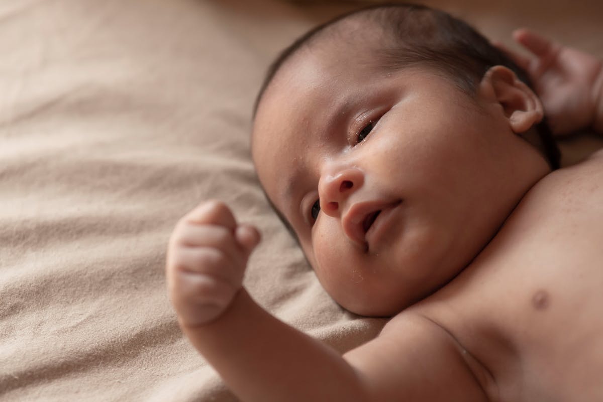 Bébé avec tétine et conseil pour le sevrage progressif