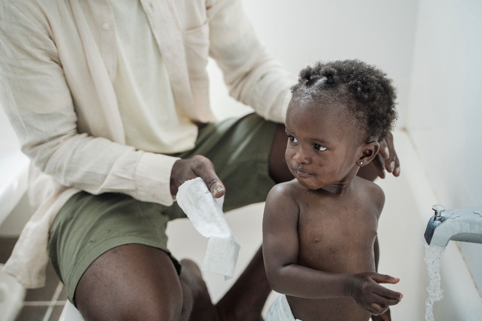 Enfant assis sur un pot lors de l'apprentissage de la propreté