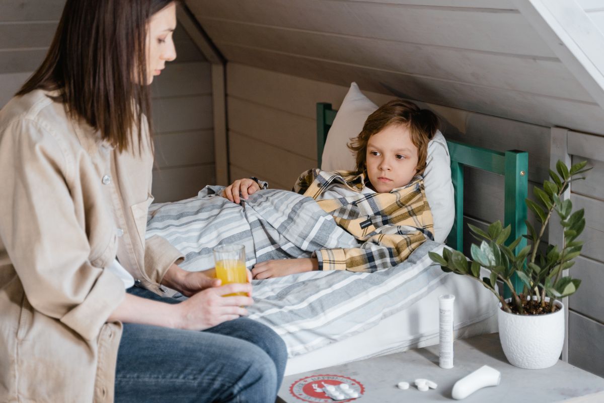 Bébé légèrement enrhumé allongé sur les genoux d'un parent, ambiance de soin attentif