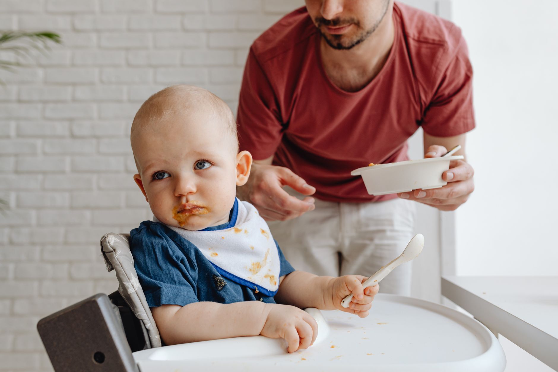 Bébé qui mange sa première purée à la cuillère