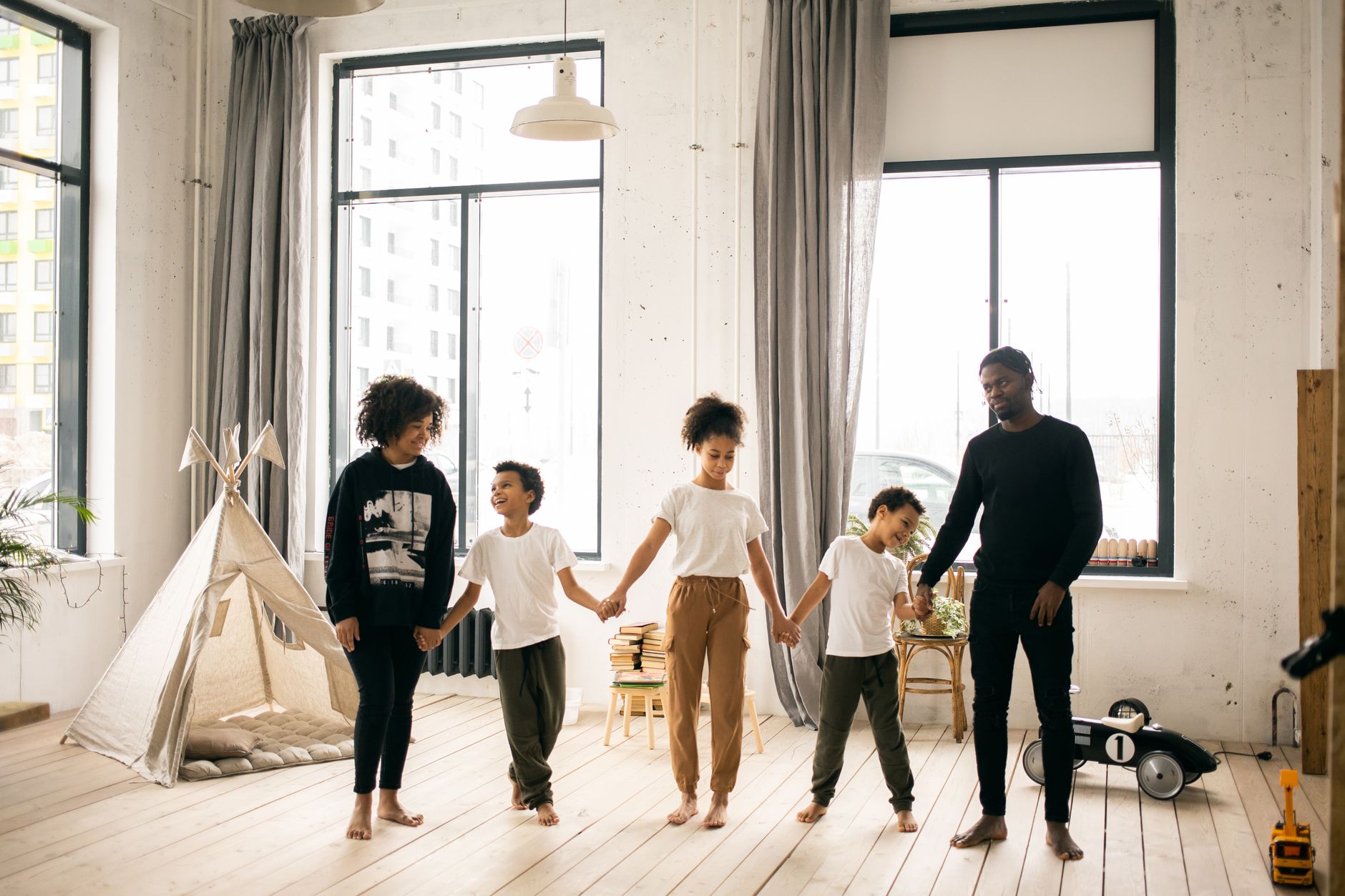 Famille recomposée heureuse ensemble dans un parc