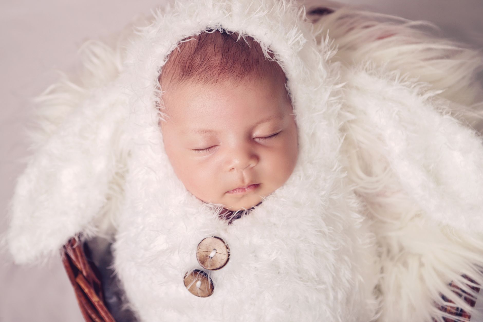 Bébé nouveau-né endormi, prénom en L