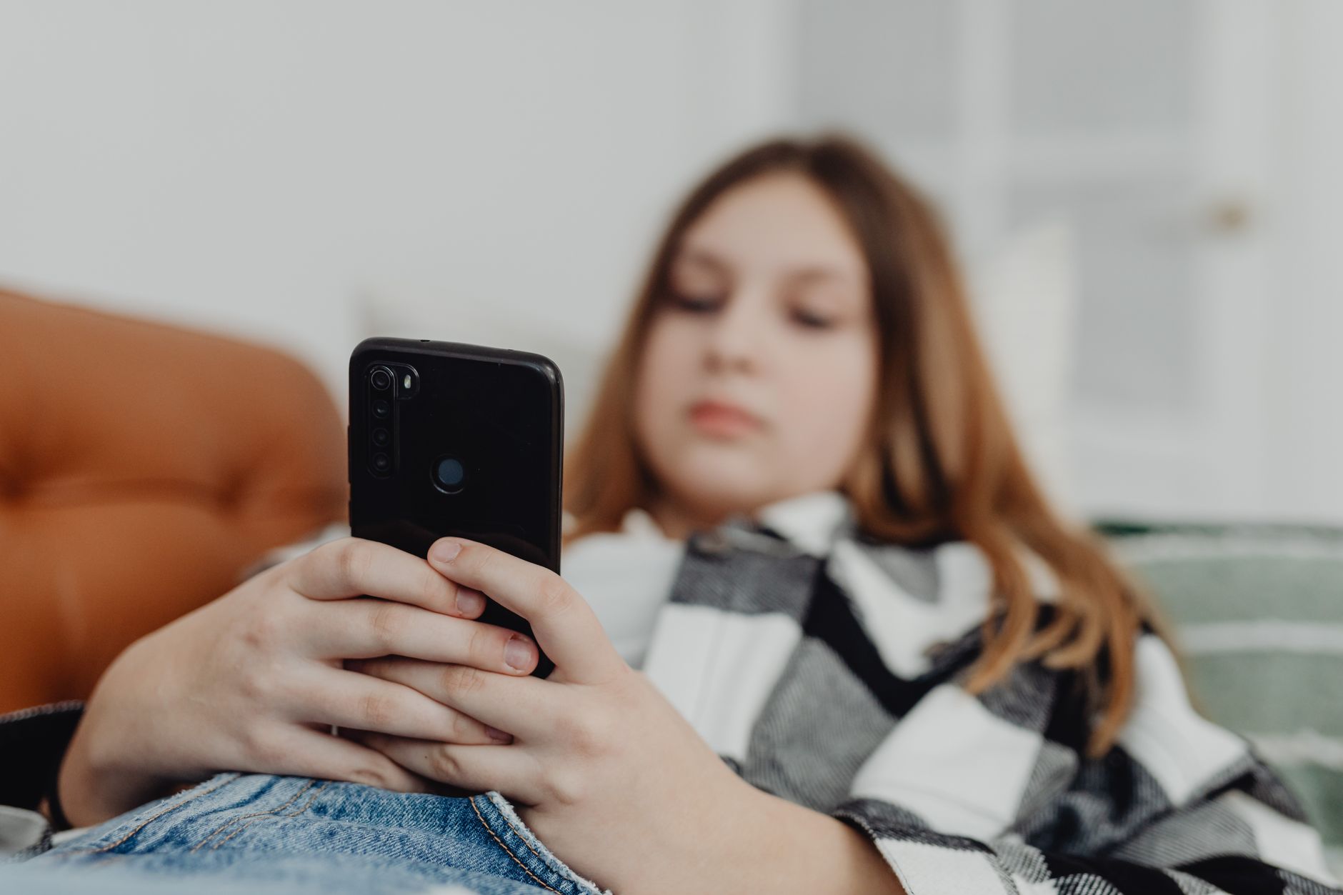 Adolescente qui regarde son smartphone