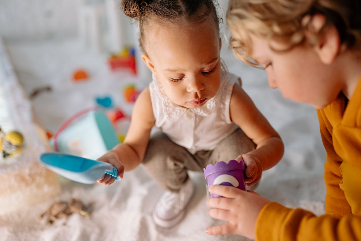Bébé qui mord à la crèche : pourquoi et comment réagir