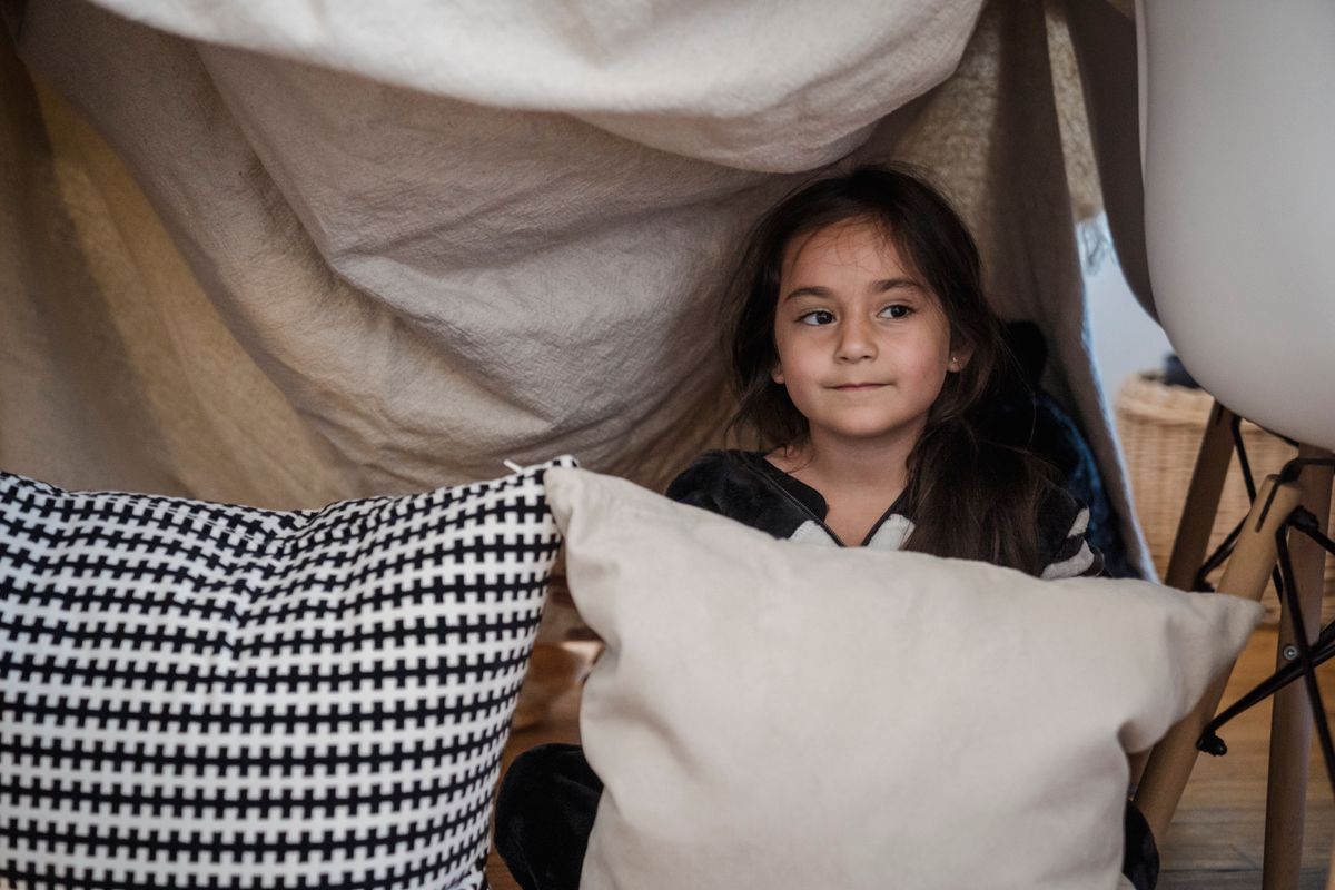 Créer un coin cabane dans le salon : idées et matériel