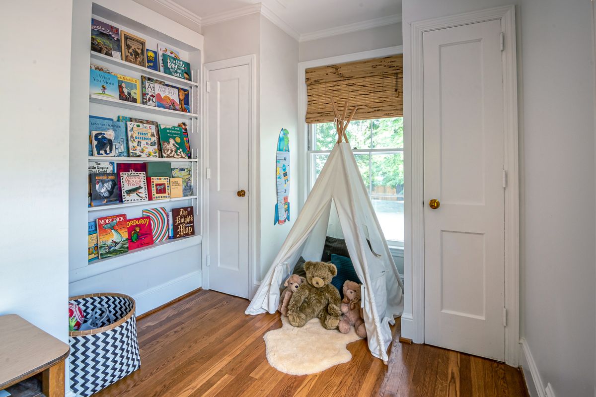 Créer une bibliothèque Montessori à hauteur d'enfant