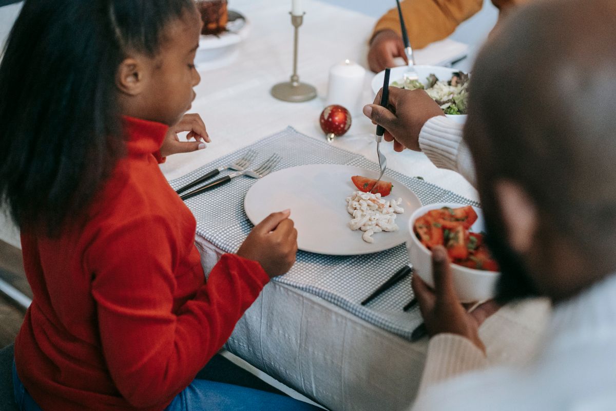 Enfant difficile à table : sortir des conflits aux repas sans forcer