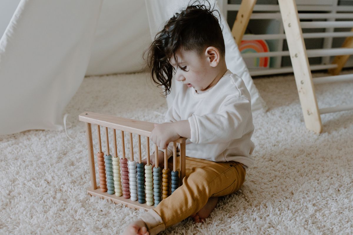Le matériel Montessori de mathématiques expliqué simplement