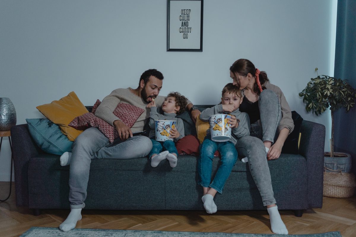 Organiser une soirée cinéma maison thématique en famille