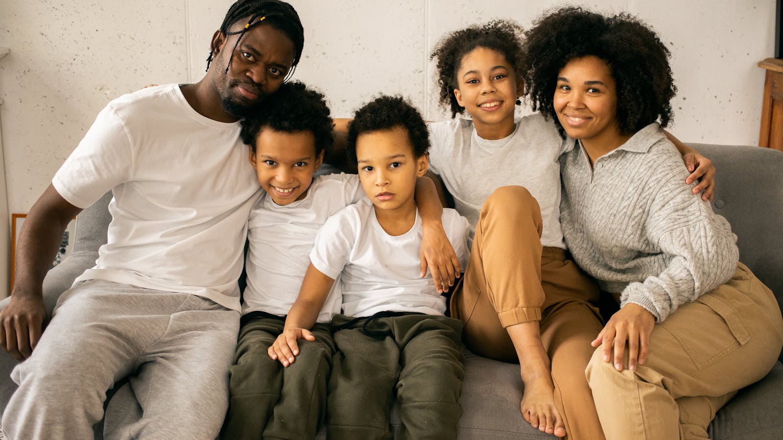 Une famille partage un moment de complicité à la maison